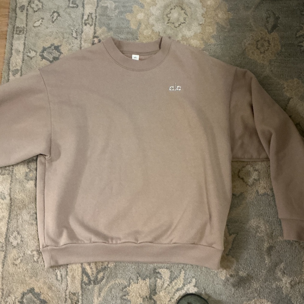 ALO Yoga Accolade Crew Neck Sweatshirt in Gravel